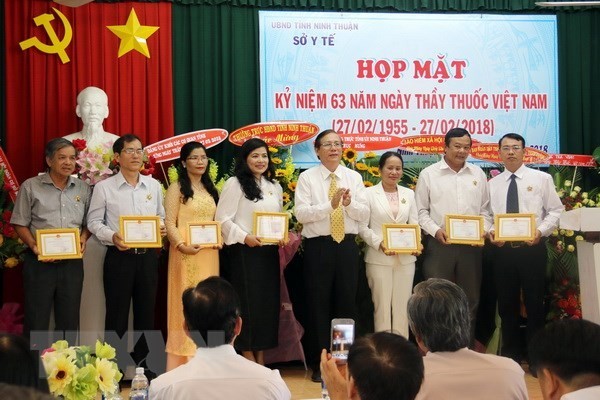 Trao Kỷ niệm chương của Bộ Y tế cho các cá nhân có thành tích xuất sắc tại Ninh Thuận. (Ảnh: Công Thử/TTXVN)