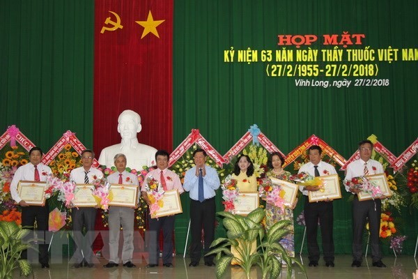 Các cá nhân nhận danh hiệu Thầy thuốc Ưu tú tại Vĩnh Long. (Ảnh: Lê Thúy Hằng/TTXVN)