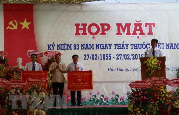 Tặng cờ Đơn vị dẫn đầu cho đại diện tập thể có thành tích xuất sắc năm 2017 tại Hậu Giang. (Ảnh: Hồng Thái/TTXVN)