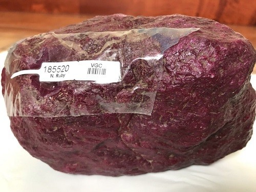 Viên đá ruby được chào bán với giá gần 1,4 triệu USD (tương đương 35 tỉ đồng).