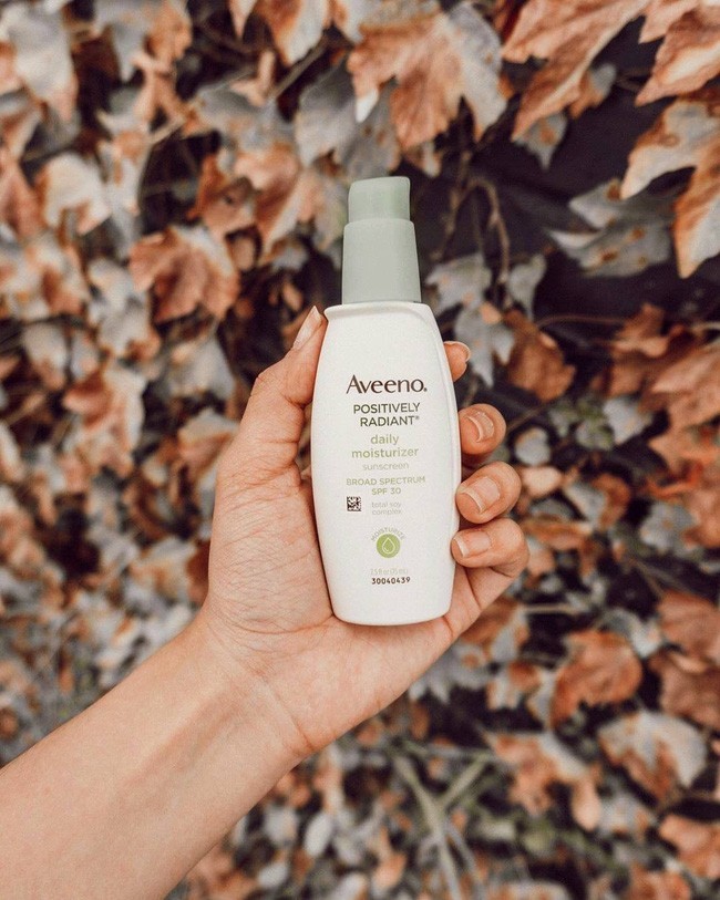 4. Aveeno Positively Radiant Daily Moisturizer (Khoảng 430.000 VNĐ)