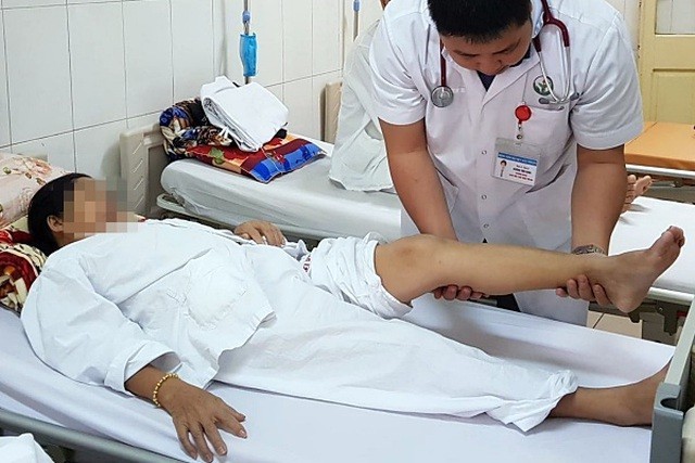 Phụ nữ đi dày cao gót, mặc váy bó: dễ mắc suy giãn tĩnh mạch