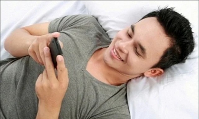 Bố nghiện điện thoại di động