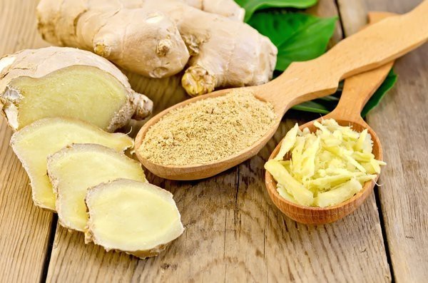 Hãy xay nhuyễn một miếng gừng lớn rồi cho vào một cốc nước và đun sôi trong khoảng 10 - 15 phút. Sau đó, lọc lấy nước và dùng nó để massage đôi chân của bạn mỗi đêm trước khi đi ngủ.