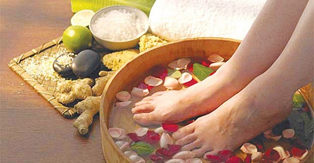 Nhiệt lượng giảm khiến tay chân bạn bị lạnh, đau nhức các khớp vùng chi. Ngâm chân nước ấm thảo dược trong khoảng thời gian 10 đến 15 phút giảm đau nhức khớp, khí huyết lưu thông, làm ấm đôi chân, giúp bạn dễ ngủ và ngủ ngon.