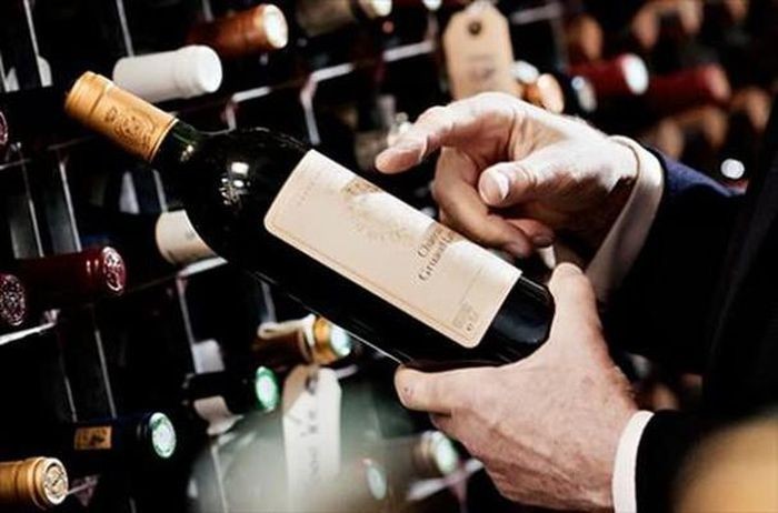 Vậy bạn có biết vì sao đáy chai rượu vang lại lõm? Thiết kế này có tác dụng gì?