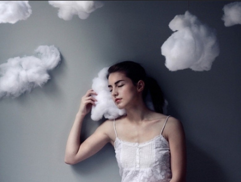 1. Mơ thấy người ăn xin mời thuốc lá