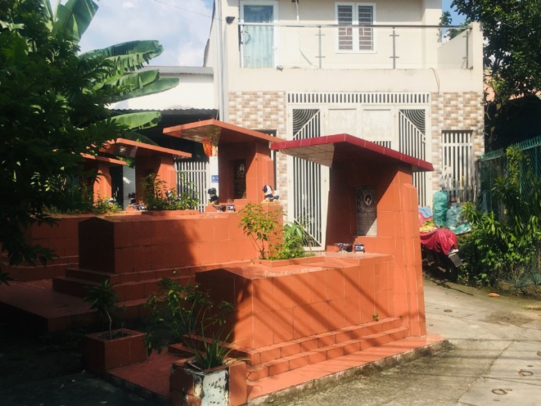 Mộ trước cửa