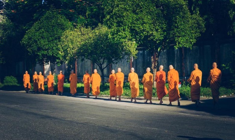 Nhận biết nhà sư đi khất thực
