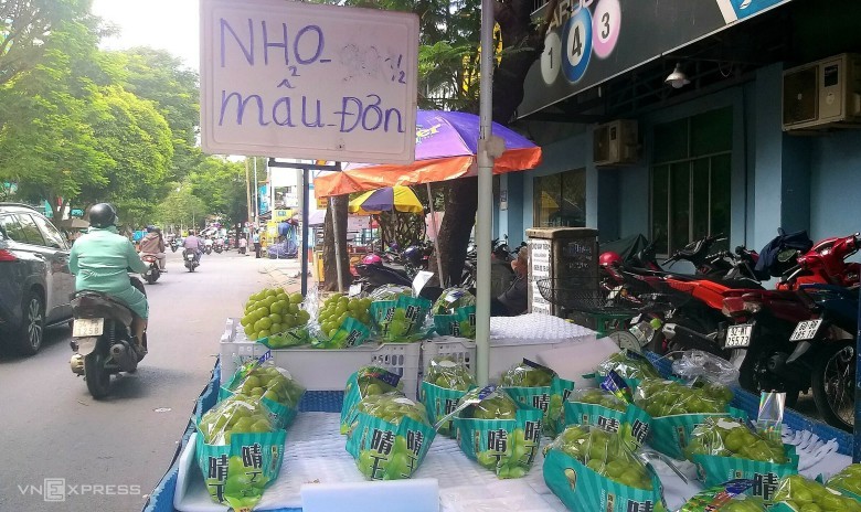 Trong khi các xe đẩy rao hàng nhập từ Nhật Bản, Hàn Quốc, nhiều cửa hàng trái cây khẳng định là hàng Trung Quốc.