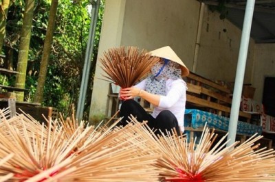 Về làng sản xuất Hương Trầm thủ công ngửi vị Tết
