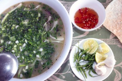 Cháo hàu, hàu xào mướp và bánh tráng nướng