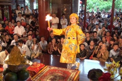 Lên đồng hay còn gọi là hầu đồng, hầu bóng, đồng bóng là gì?