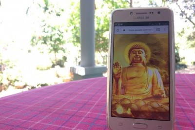 Ðiện thoại có lưu hình Phật, bỏ túi mắc tội không?