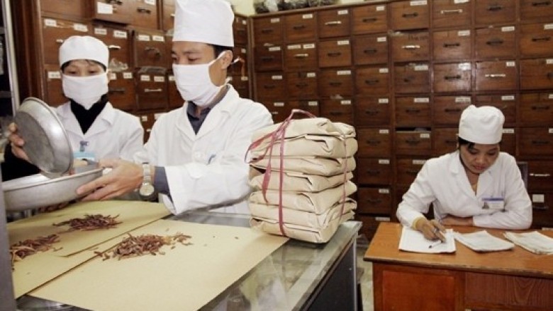 Bộ trưởng chỉ đạo tăng tỉ lệ sử dụng thuốc y học cổ truyền