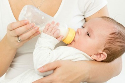 Nhiễm độc sữa mẹ lấy ra từ máy hút sữa, bé sơ sinh bị viêm màng não nghiêm trọng