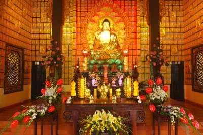 Bạn cần biết: Ý nghĩa của việc dâng hoa cúng dường ở Tam bảo trong chùa