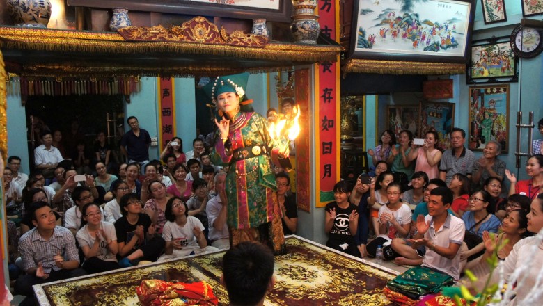 Người xuất gia có được phép hầu đồng, thờ lạy thần thánh hay không?
