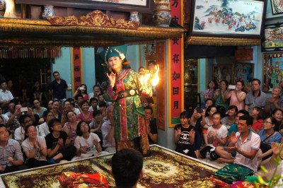 Người xuất gia có được phép hầu đồng, thờ lạy thần thánh hay không?