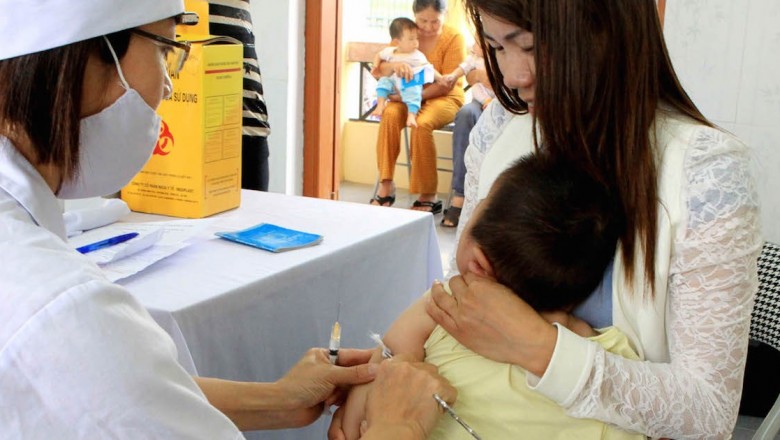 Khi nào cần tiêm vắc xin MMR II phòng các bệnh Sởi- quai bị- rubella?