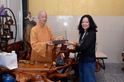 Nữ doanh nhân cúng 5 tỷ đồng vào quỹ đời sống Tăng Ni sinh