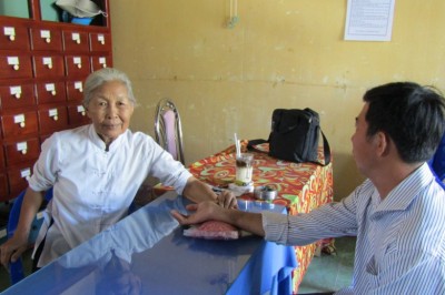 36 năm thầm lặng 'bốc' thuốc giúp bệnh nhân nghèo