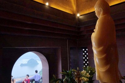 Tượng Phật hồng ngọc nặng 4.000 kg trong chùa Ngọc - Tam Chúc Hà Nam