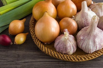 Tại sao ăn nhiều hành, tỏi dễ bị hôi nách?