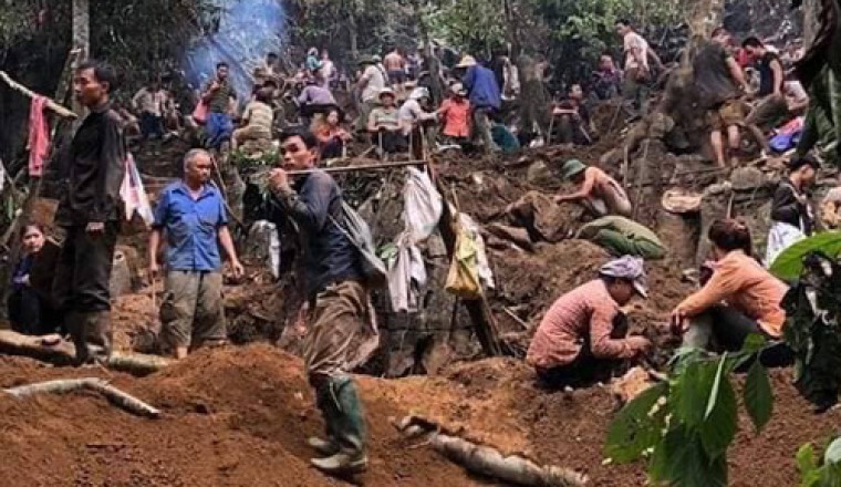 Cả nghìn người đổ lên rừng tìm đá quý ở Yên Bái