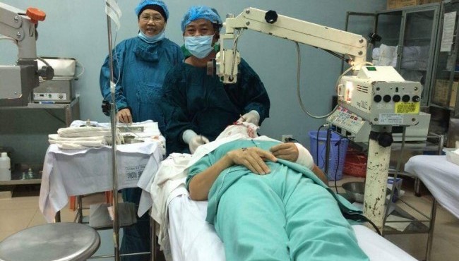 Chia sẻ thông tin mổ mắt miễn phí cho người nghèo