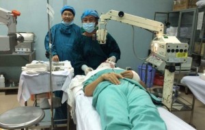 Chia sẻ thông tin mổ mắt miễn phí cho người nghèo