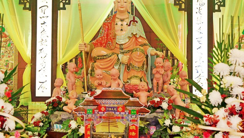 Có nên lập bàn thờ, đốt vàng mã, cúng áo quần cho vong nhi không?