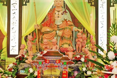 Có nên lập bàn thờ, đốt vàng mã, cúng áo quần cho vong nhi không?