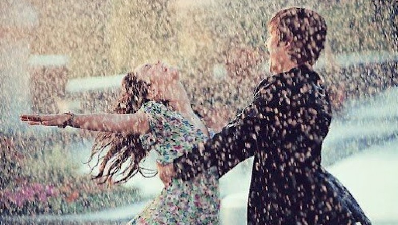 Người đưa ô và người đi cùng dưới mưa ai yêu bạn nhất