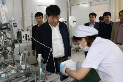 Nhà sản xuất nói vẫn bán 30.000đ/hộp khẩu trang, người dân có thể mua tối đa 10 hộp