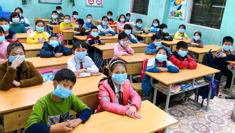 Trẻ đi học 'mùa corona': Đeo hay không đeo khẩu trang suốt buổi?