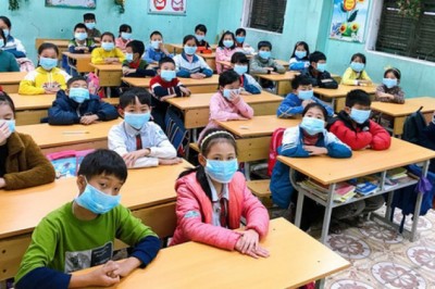 Trẻ đi học 'mùa corona': Đeo hay không đeo khẩu trang suốt buổi?