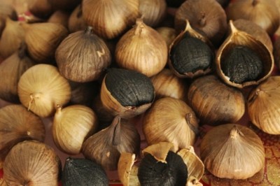 Thu giữ hàng trăm cân tỏi đen 'mồ côi' không rõ nguồn gốc