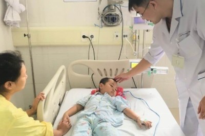 Bé 4 tuổi nguy kịch vì chữa táo bón bằng lá lộc mại