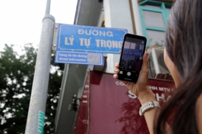 Bảng tên đường gắn mã QR code