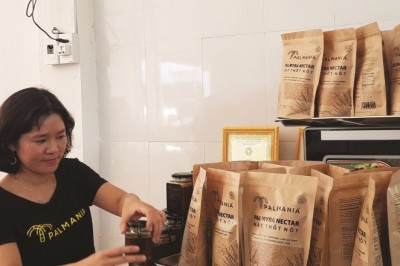 Cô gái Khmer hướng xuất khẩu đường thốt nốt ra thị trường châu Âu