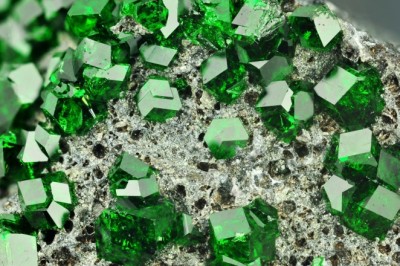 Anh thợ mỏ nghèo tìm thấy khối Ngọc lục bảo quý hiếm trị giá 7.700 tỷ đồng