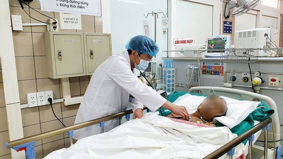 Uống nhầm tinh dầu quế, cụ ông 70 tuổi bị ngộ độc nặng