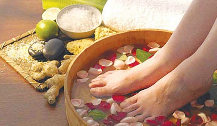 Ngâm chân bằng nước thuốc để bảo vệ sức khỏe trong mùa đông