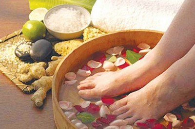 Ngâm chân bằng nước thuốc để bảo vệ sức khỏe trong mùa đông