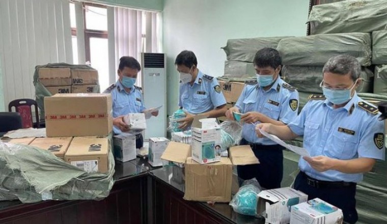 Hà Nội: Đột kích kho hàng khổng lồ, thu hơn 400.000 sản phẩm y tế nghi làm giả