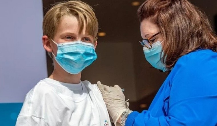 Phát hiện mới về tác dụng phụ của vaccine Pfizer với các bé trai