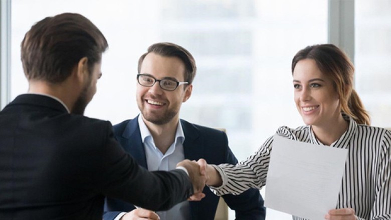 Tiền lương hàng tháng cậu có đưa cho vợ không? Người đàn ông hóm hỉnh trả lời khiến các sếp gật gù: “Hợp lý” và được nhận ngay tại chỗ