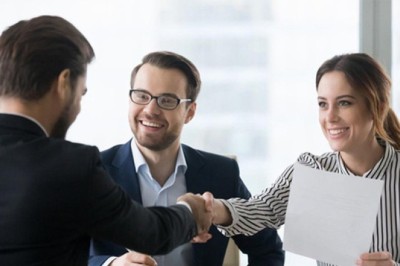 Tiền lương hàng tháng cậu có đưa cho vợ không? Người đàn ông hóm hỉnh trả lời khiến các sếp gật gù: “Hợp lý” và được nhận ngay tại chỗ