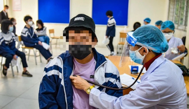 Nam sinh tử vong 3 ngày sau tiêm vắc xin: Đau đầu nhưng không khai báo